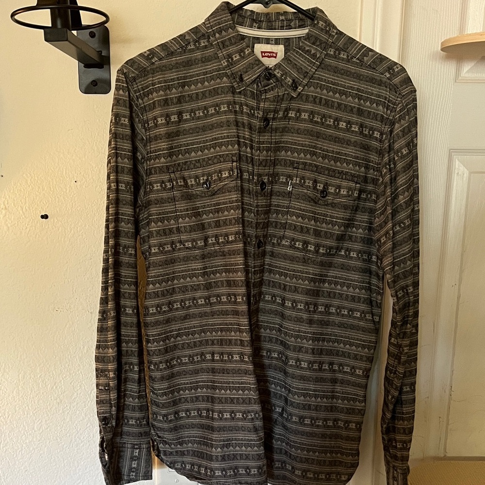 Levi’s button up shirt MEDIUM